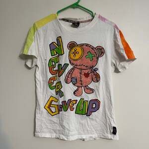 Switch Remarkable Patched Bear Embroidered Never Give Up T-Shirt